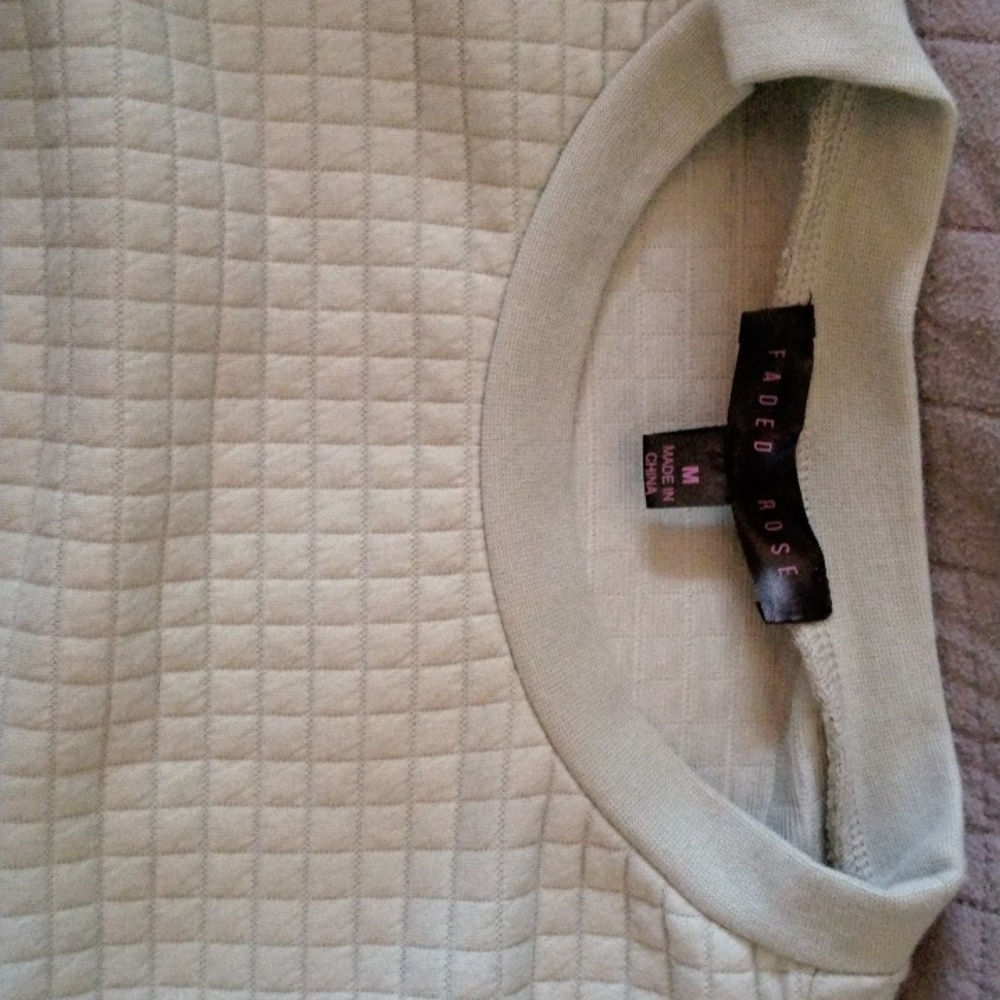 NWT Faded Rose Quilted Long Sleeve Crop Sweatshirt Medium